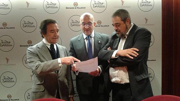 Enrique Cornejo, Jesús Julio Carnero y Carlos Aganzo, tras la presentación de la convocatoria del concurso. 