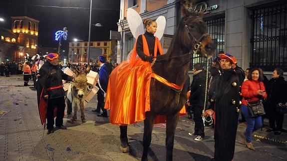 Cabalgata de una edición anterior, con burros y caballos.