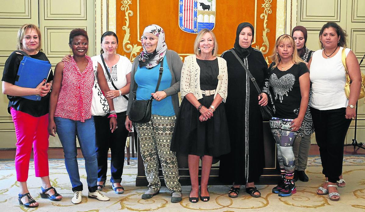 Cristina Klimowitz, concejala de Bienestar Social, posa en la entrega de diplomas de un curso para desempleados. 