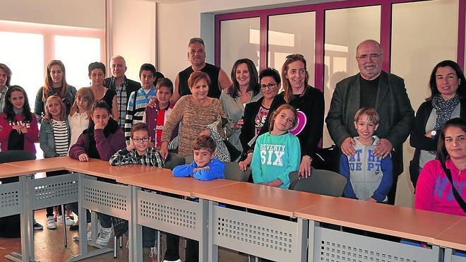 Reunión de los alumnos de guitarra con el profesor y director de la Escuela, Miguel Ángel Núñez, en un aula del Centro de Desarrollo Sociocultural. 