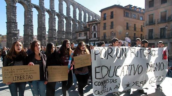 Estudiantes segovianos se manfiestan, este jueves, en contra de  los recortes y de la Lomce.