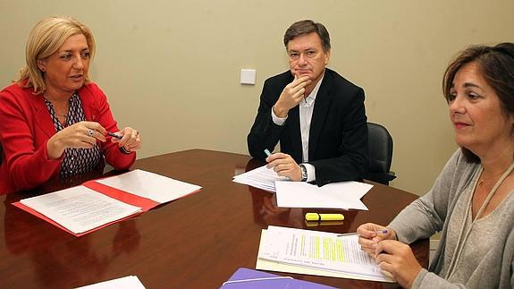 Francisco Vázquez, flanqueado por la senadora Paloma Sanz (izquierda) y la diputada Beatriz Escudero (derecha). 