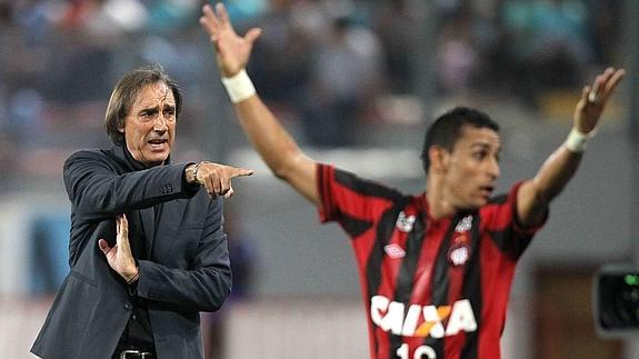 Portugal durante un partido con Paranaense.