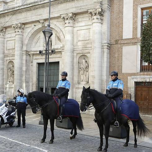 iembros de la Unidad a caballo delante de la iglesia de las Angustias.