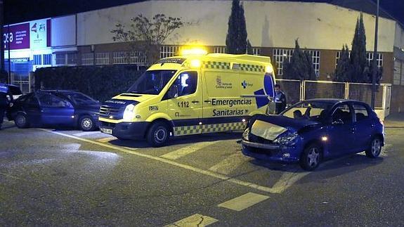 En primer término, el coche en el que viajaba la mujer herida. Tras la ambulancia, el otro vehículo implicado. 