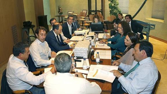 El jurado delibera en la Hemeroteca de El Norte. 