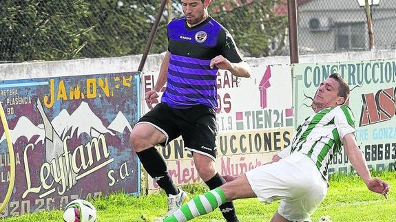 Xavi Moré se marcha de un rival en el partido de ayer en Cebreros. 