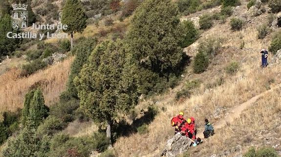 El equipo de rescate de Protección Civil y agentes de la Benemérita acceden a lugar donde estaba la herida. Imagen de JCYL.