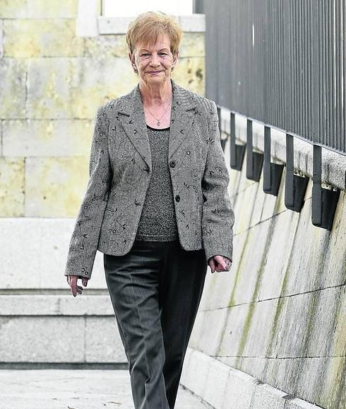 Josefa Mena, Pepita, pasea cerca de la sede del PSOE, en la Cuesta de San Blas. 