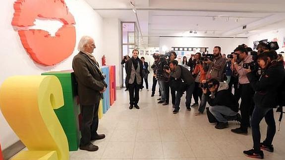 El director Carlos Saura presenta su película ‘Zonda, folclore argentino’, en la 60ª Semana Internacional de Cine de Valladolid. 