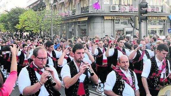 El grupo de Fuentepelayo, al son de dulzaina y tamboril. 