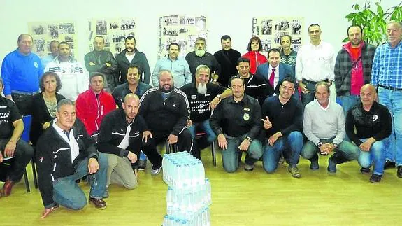 Participantes en la reunión en la que se constituyó la Federación de motoclubes de Valladolid.