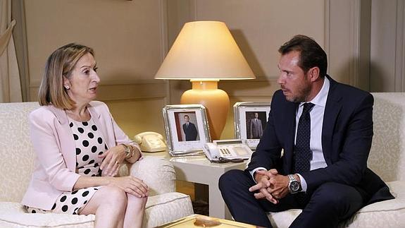 La ministra Ana Pastor, junto al alcalde de Valladolid, el socialista Óscar Puente. EFE