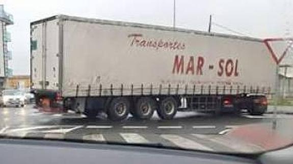 Imagen del camión atascado en la rotonda. 