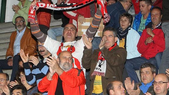 Aficionados del Nava festejan la victoria. Antonio de Torre