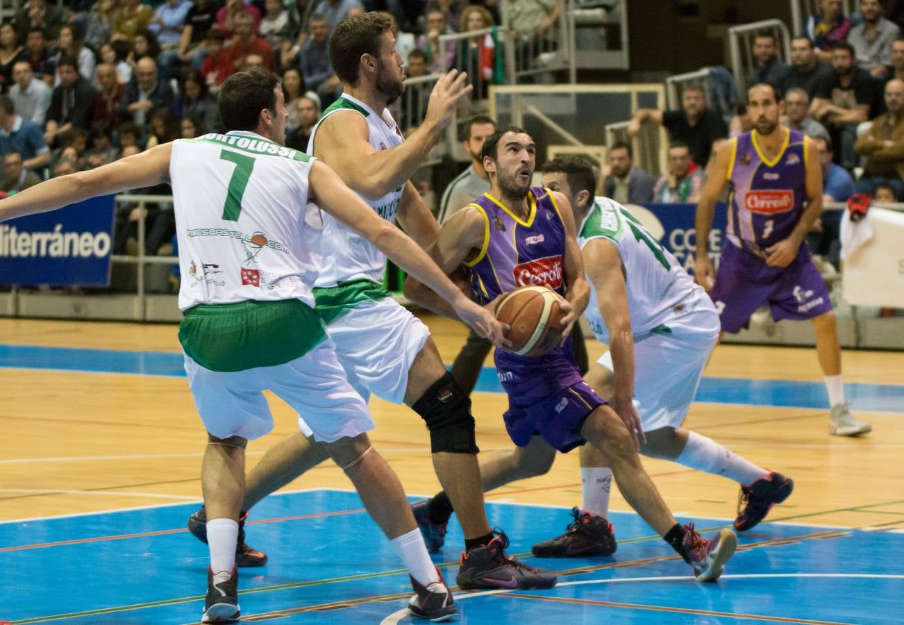 Tres jugadores del Amics Castelló intentan frenar a Dani Rodríguez en la zona. 