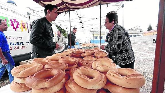 Las roscas de santo se vendían a la entrada del cementerio. 