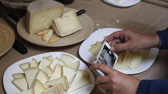 Comer queso produce un efecto calmante similar al de la heroína y la morfina