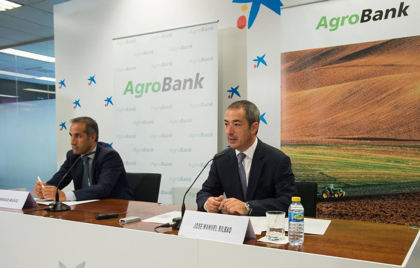 El director territorial de CaixaBank en Castilla y León y Asturias, José Manuel Bilbao (derecha), y el director de banca de particualares y segmento agrario, Enrique Muñoz, / EL NORTE.  