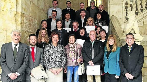 Los libreros posan junto a la consejera de Cultura, Josefa García Cirac, en el patio de la biblioteca de la Casa de las Conchas. 