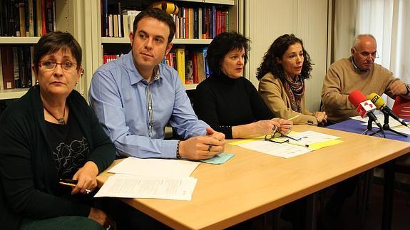 De izquierda a derecha, Fuencisla Valverde (Diagonal), Héctor Monterrubio (Ícaro), Blanca García (Antares), Ruth Llorente, jefa del Servicio Territorial de Cultura de la Junta, y Federico García (Punto y Línea). 