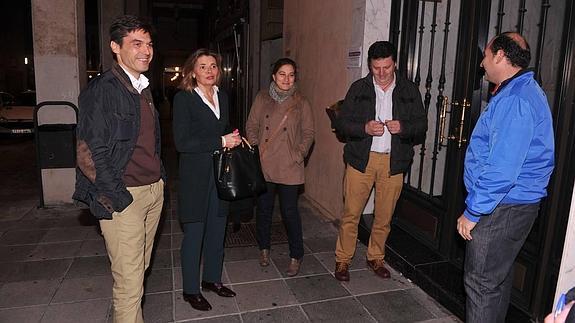 La presidenta de la gestora, Sagrario Bruña (i), junto con otros miembros antes de comenzar una tensa sesión, que se prolongó hasta casi la medianoche.