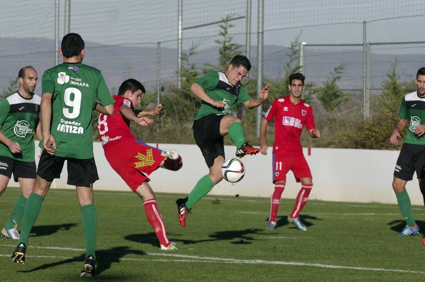 Héctor intenta obstaculizar un disparo de un jugador del Numancia B. 