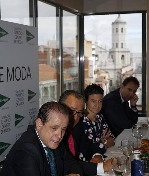 José Antonio Lobato, director de Relaciones Institucionales de El Corte Inglés, y Alberto Montejano, director de la tienda de Constitución, durante la rueda de prensa.