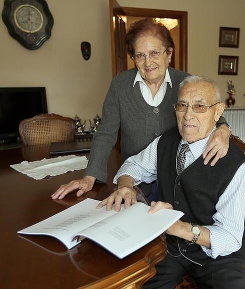 Félix Aguado, junto a su esposa Sira, y el libro que ha escrito. 