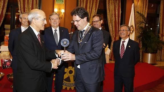 Mariano Arconada recibe el premio de manos de Alberto Iglesias, en presencia de Antonio Ares, José Manuel Fernández Santiago, Alfonso León y Nemesio Meretón.