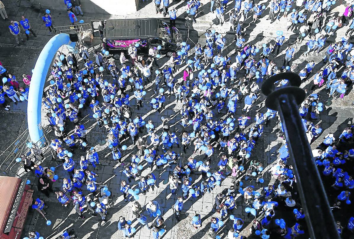 La plaza de Juan XXIII, llena de participantes en la cadena humana. 