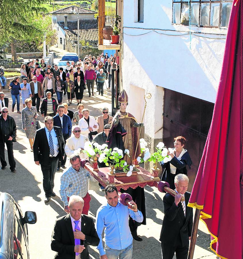 Un momento de la procesión con San Martín de Tours por las calles de Cristóbal. 