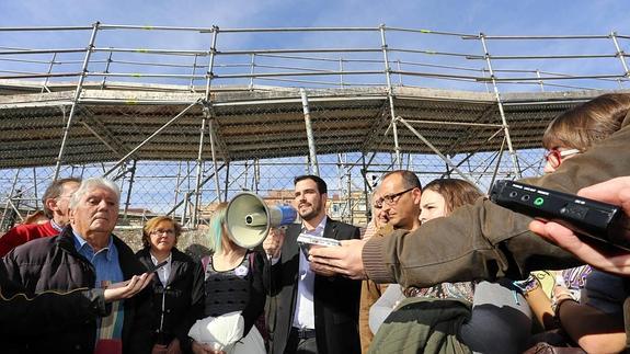 Alberto Garzón habla para los vecinos de Valladolid.