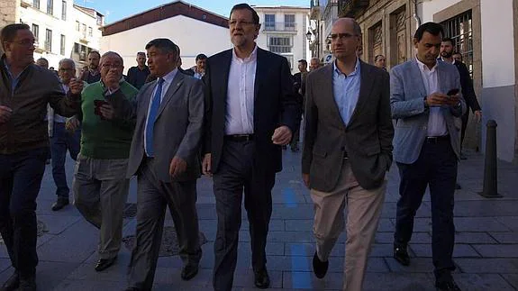 Javier Iglesias pasea junto a Mariano Rajoy esta manaña en Béjar.