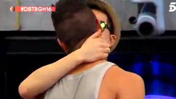 El apasionado beso entre Han y Vera. 