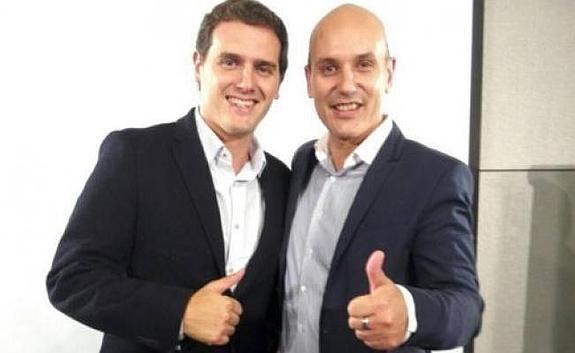 Sadat Maraña junto a Albert Rivera.