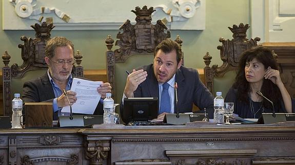 Óscar Puente, en el centro, durante el pleno del ayuntamiento.