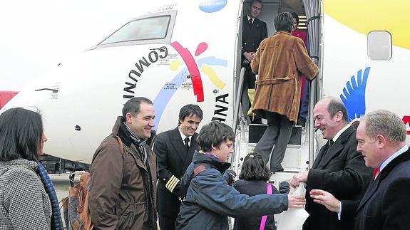 Varios pasajeros suben a un avión en el aeropuerto de Matacán. 