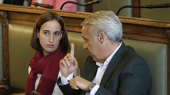 Pilar Vicente Tomás y Jesús Presencio, en el Pleno de octubre del Ayuntamiento de Valladolid.