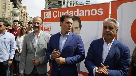 Albert Rivera, en el centro, flanqueado por Luis Fuentes y Jesús Presencio, en plena campaña electoral.
