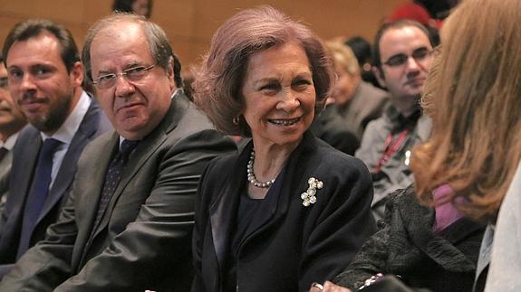 La reina Sofía junto a Juan Vicente Herrera y Óscar Puente.