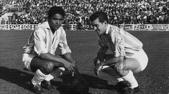 Benítez y Endériz posan sobre el céspd del Viejo Zorrilla. 