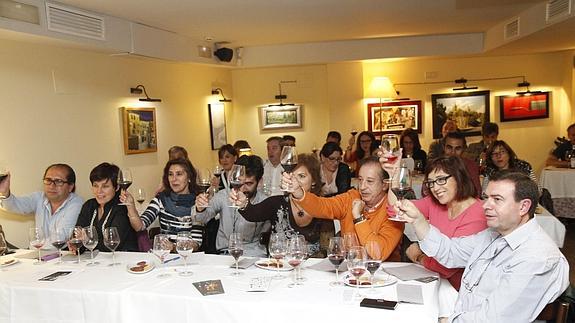 Participantes en la cata celebrada en el Casares levantas sus copas. 