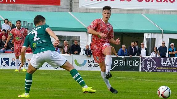 Aspas realiza un pase durante el último partido ante el Coruxo. 