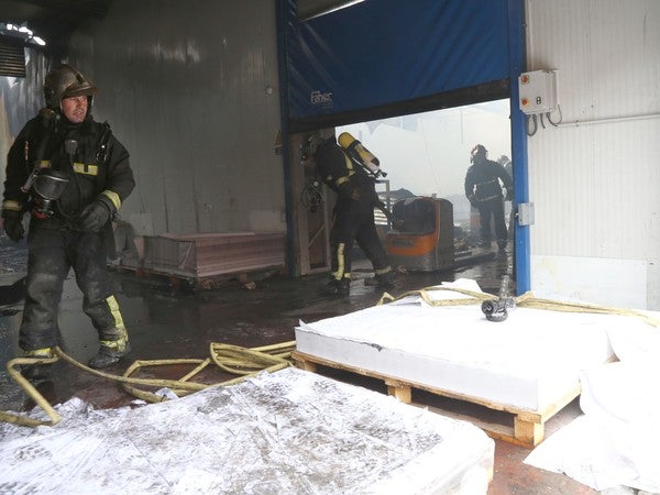 Bomberos en el interior de la fábrica el sábado por la mañana. 