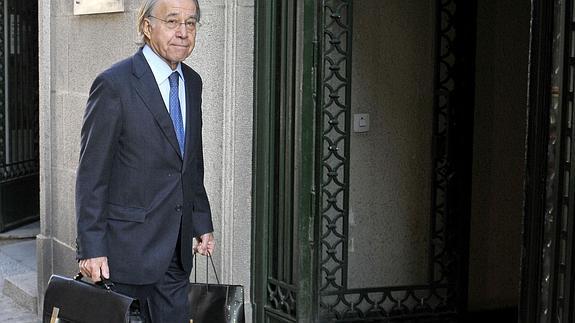 Luis Rodríguez Ramos llega, ayer por la mañana, al Juzgado de Primera Instancia e Instrucción número 2. Alberto Benavente-Ical