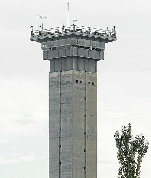 Vista panorámica de la torre de vigilancia de la cárcel salmantina de Topas. 