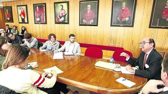 Rafael Fernández Pita, durante su conferencia en la Facultad de Derecho. 