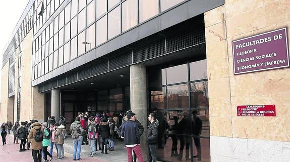 Estudiantes universitarios, junto a las puertas del edificioFES en el Campus Unamuno. 