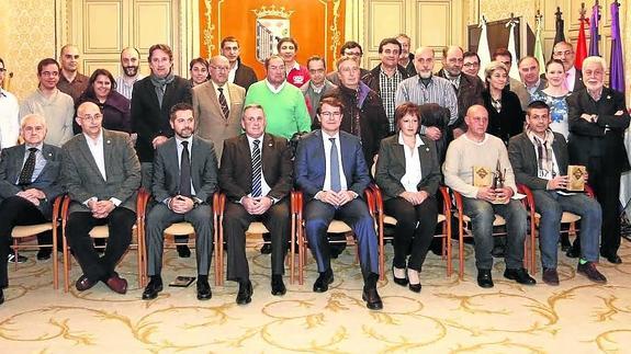 Premiados y miembros de la Junta de Cofradías posan en la foto de familia. 